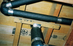 新築の押入れにシミとカビ？2階トイレ給水管の結露対策ビフォーアフター