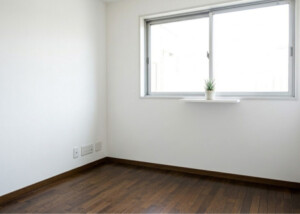 北側の結露でボロボロになった壁紙を断熱改修と換気扇強化で劇的に改善！