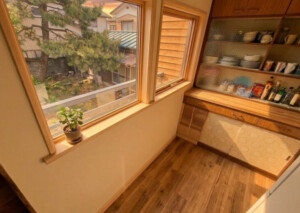 雨漏り・結露の不安を解消！窓辺を再生し夕映えを楽しむキッチンリフォーム物語