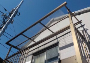 梅雨を見据えてベランダに屋根を後付けしたい！メリットとデメリットは？