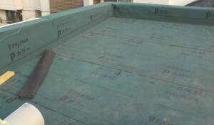 もしも屋上にパラペットがなかったら？！大きな役割の雨漏りを修繕