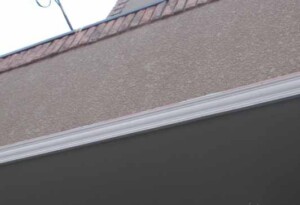 強風を伴う雨降りの時だけ雨漏りするのはなぜ？その原因とは