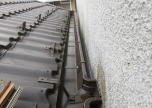 雨だれの悩み解決！屋根と壁の隙間を大型雨樋への交換で守る施工事例レポート