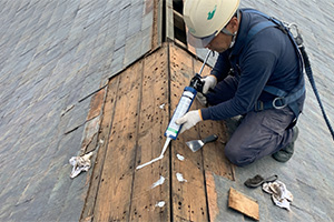 棟板金交換工事の釘穴補修