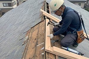 棟板金交換工事の貫板設置
