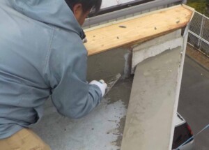 玄関に雨漏り発生！雨よけを兼ねている陸屋根の防水層ヒビ割れが原因に