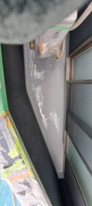 隣家との境目に面する暗く狭いベランダ。チェックで分かった防水不良