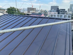 屋根葺き替えとカバー工法　屋根リフォームと軽い屋根材で耐震性もアップ