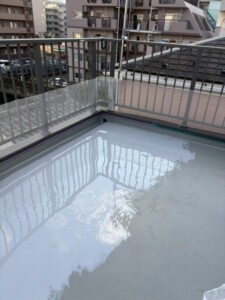 ベランダ下の部屋の天井にシミが、階上のベランダ防水劣化と修繕