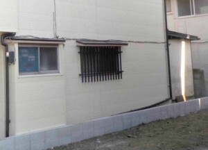 隣家の解体で初めて判明した外壁劣化で雨漏り対策と防犯対策