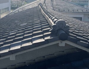 古くなった瓦屋根は上がるだけでも危険！ドローン調査で解消