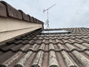 トップライトの雨漏りに注意！豪雨前に確認したい屋根の窓