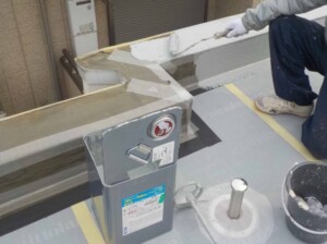 集合住宅の屋上防水とパラペットの劣化が招く雨漏りの原因