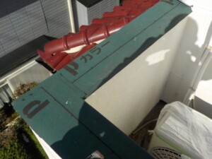 屋根からの雨水ではなくベランダ笠木の小さな隙間が雨漏りを招く原因に