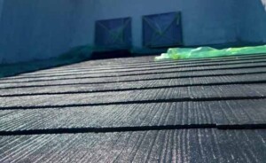 物の向きや周辺環境によって変化するスレート屋根の劣化は外壁より先に点検を