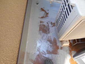 ベランダのドレン詰まりが雨漏りにつながる仕組みと排水設備点検の必要性