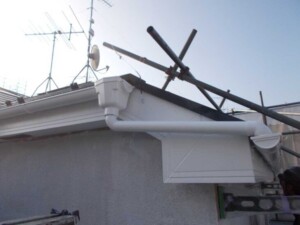 雨樋のズレや詰まりが雨漏りにつながる原因と定期点検の重要性について