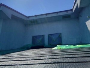 強風や横殴りの雨によって屋根や外壁から雨水が侵入する原因について